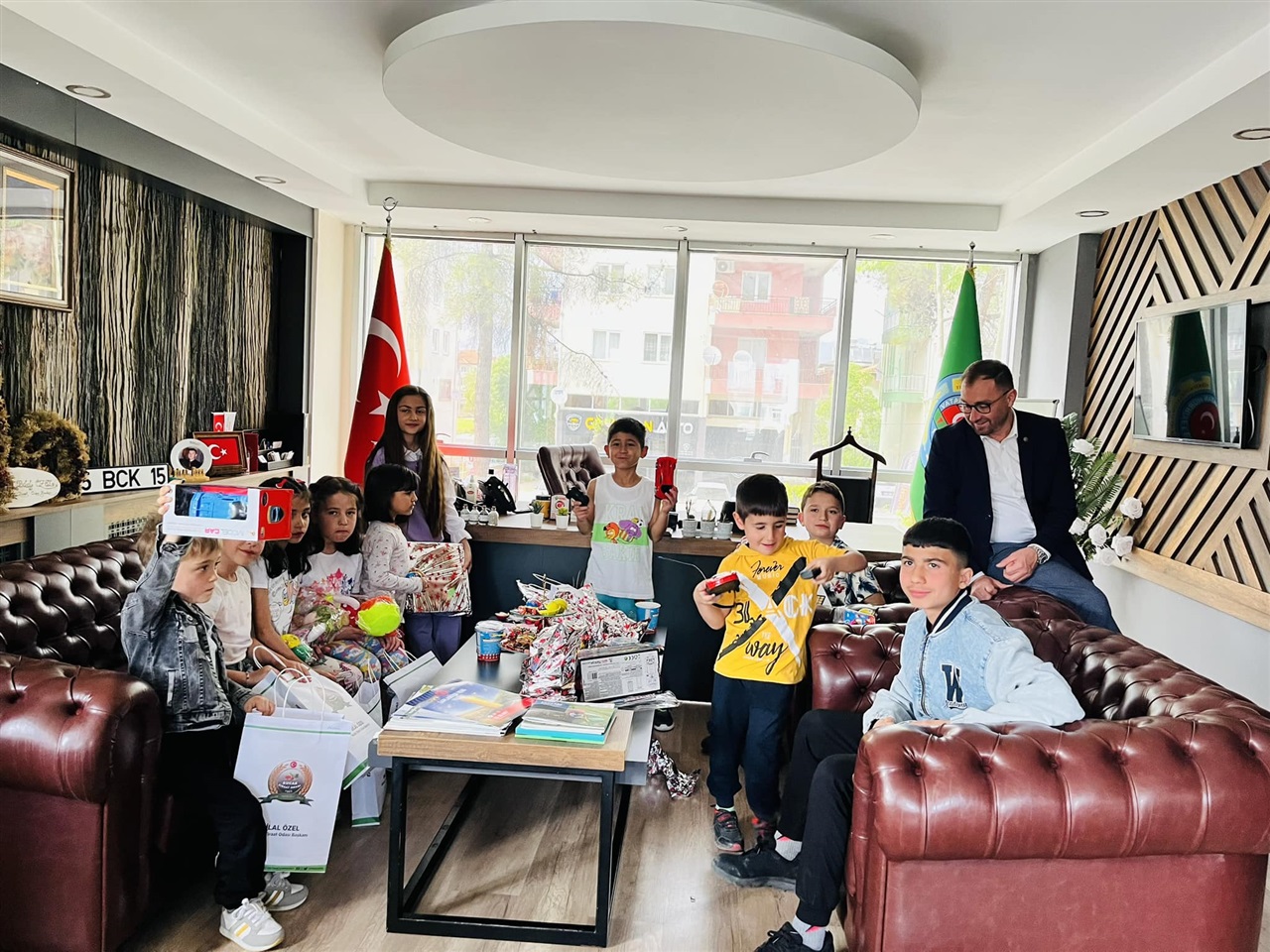 23 Nisan Ulusal Egemenlik ve Çocuk Bayramı Dolayısıyla Başkan Bilal ÖZEL'in Koltuğuna Çocuklar Geçti.